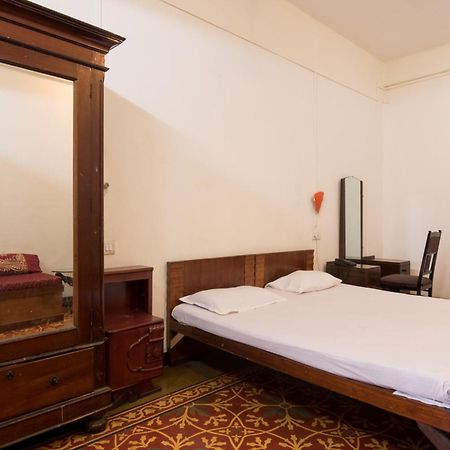 Bed And Breakfast At Colaba Мумбай Екстериор снимка