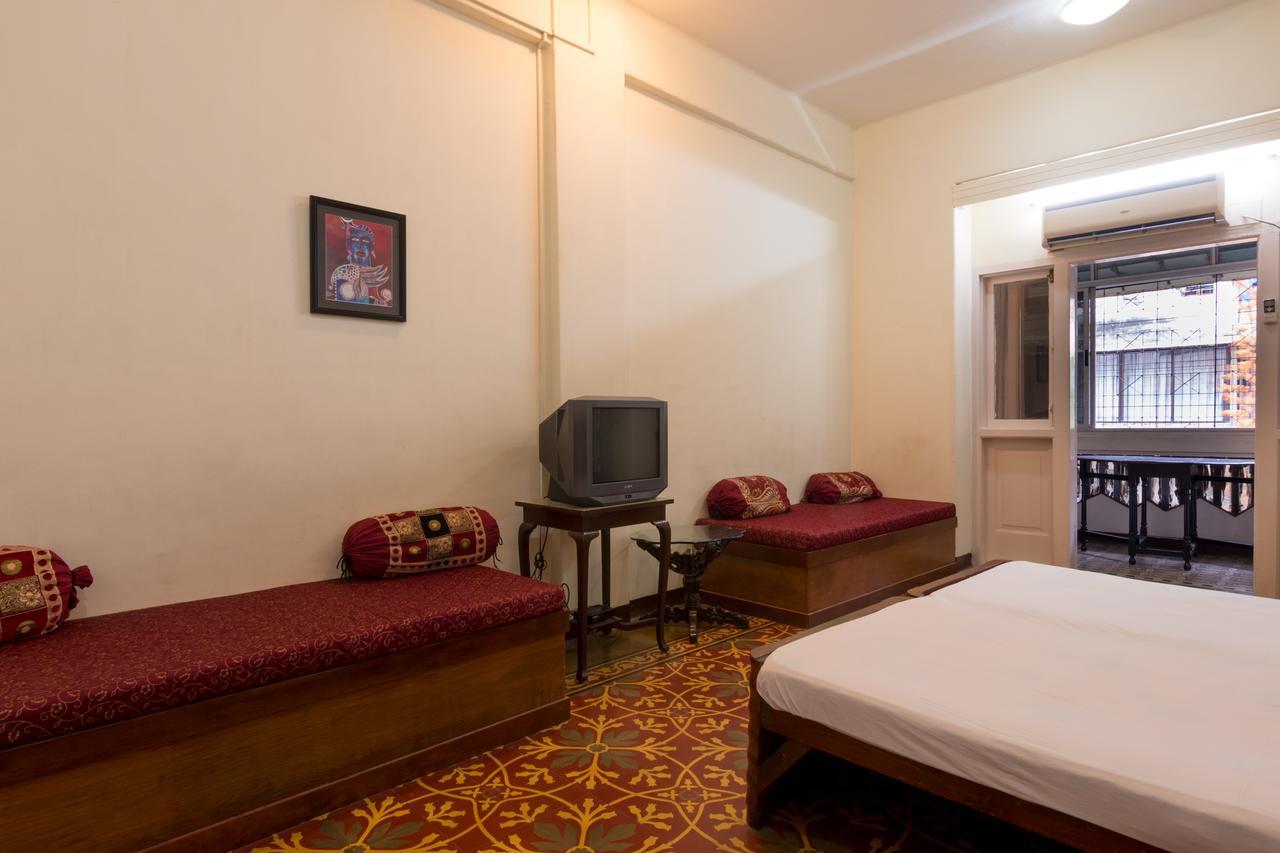 Bed And Breakfast At Colaba Мумбай Екстериор снимка