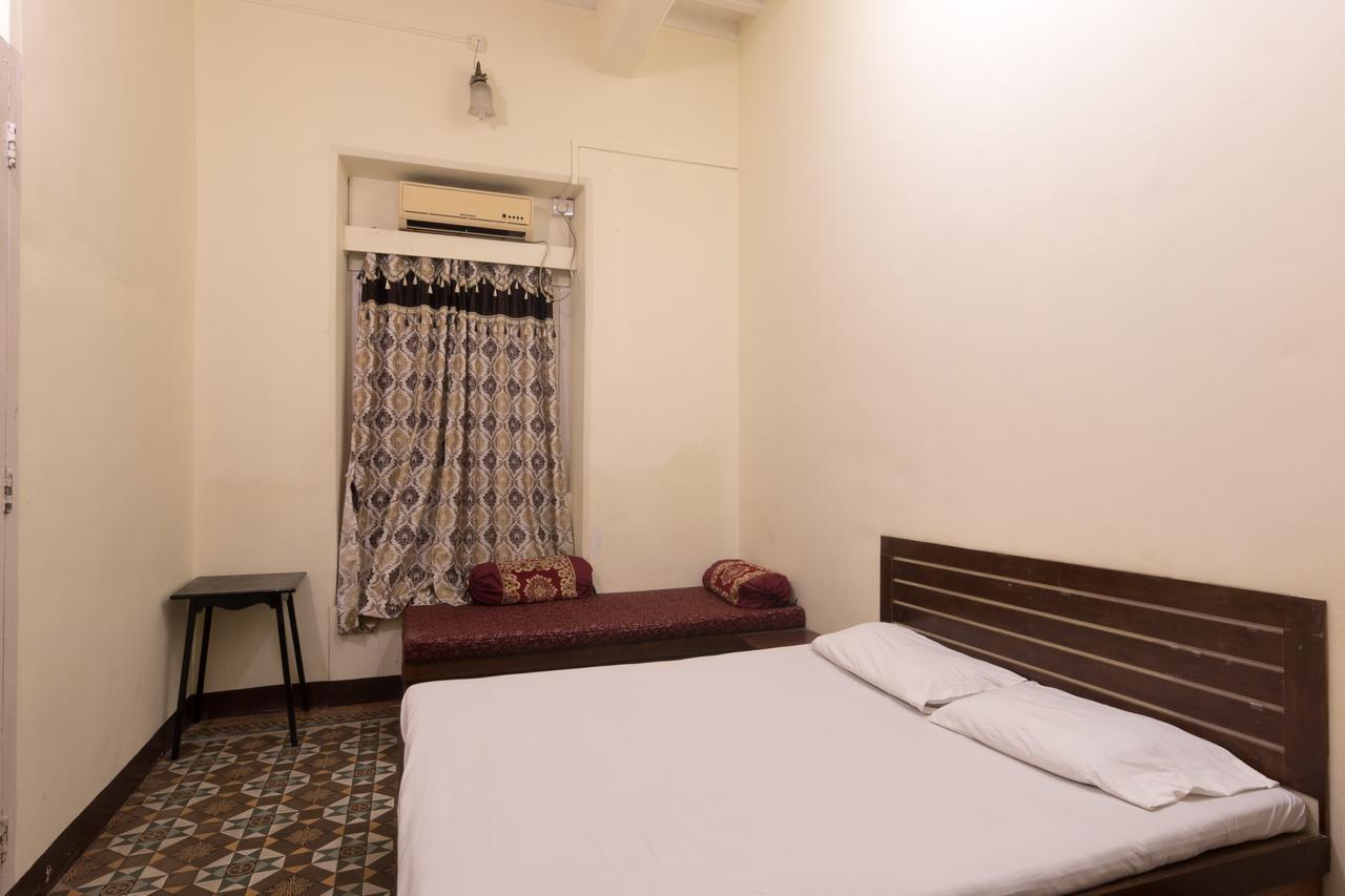 Bed And Breakfast At Colaba Мумбай Екстериор снимка