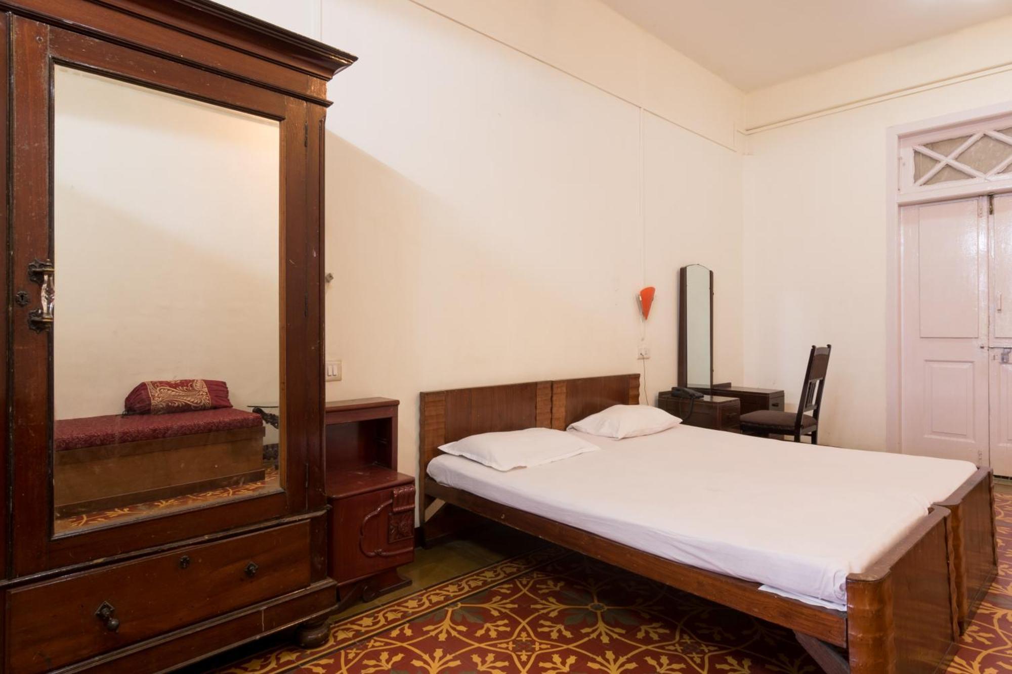 Bed And Breakfast At Colaba Мумбай Екстериор снимка